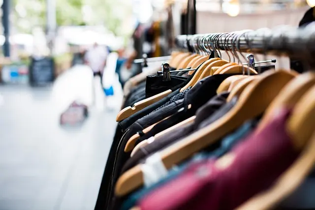 Comment bien choisir ses vêtements en ligne : guide pratique